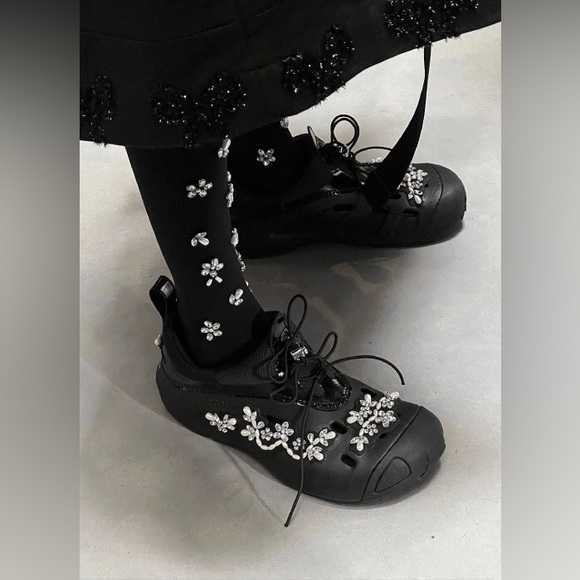 Simone Rocha x Crocs Quick Trail - Picture 7 of 16